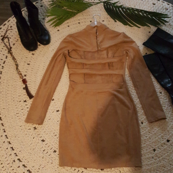 NWT SUEDE DRESS SIZE MEDIUM WITH BACK CUT OUT - Picture 3 of 11